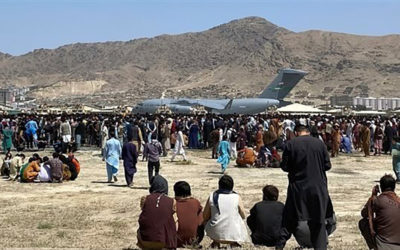 رغم التحذيرات من “تهديد إرهابي”.. ازدحام كبير في مطار كابل