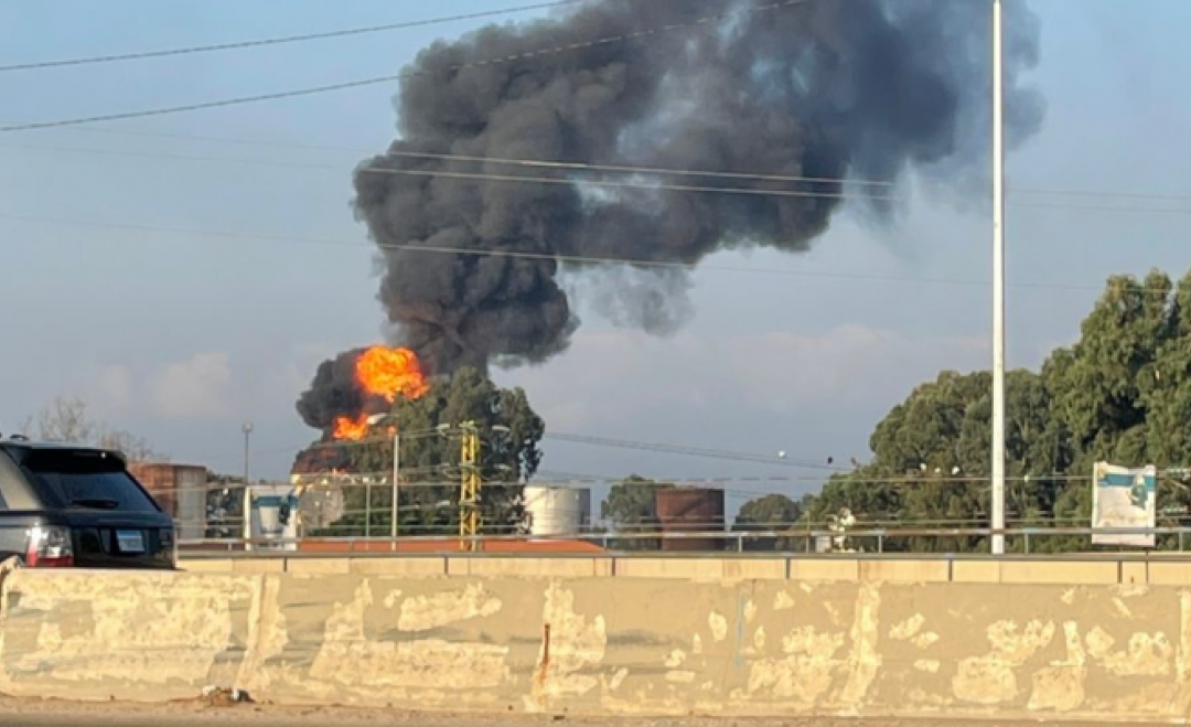النيران تتصاعد من خزان البنزين في منشآت الزهراني وسيارات الاطفاء تعمل على إخمادها