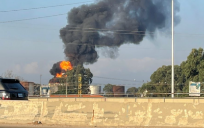 النيران تتصاعد من خزان البنزين في منشآت الزهراني وسيارات الاطفاء تعمل على إخمادها