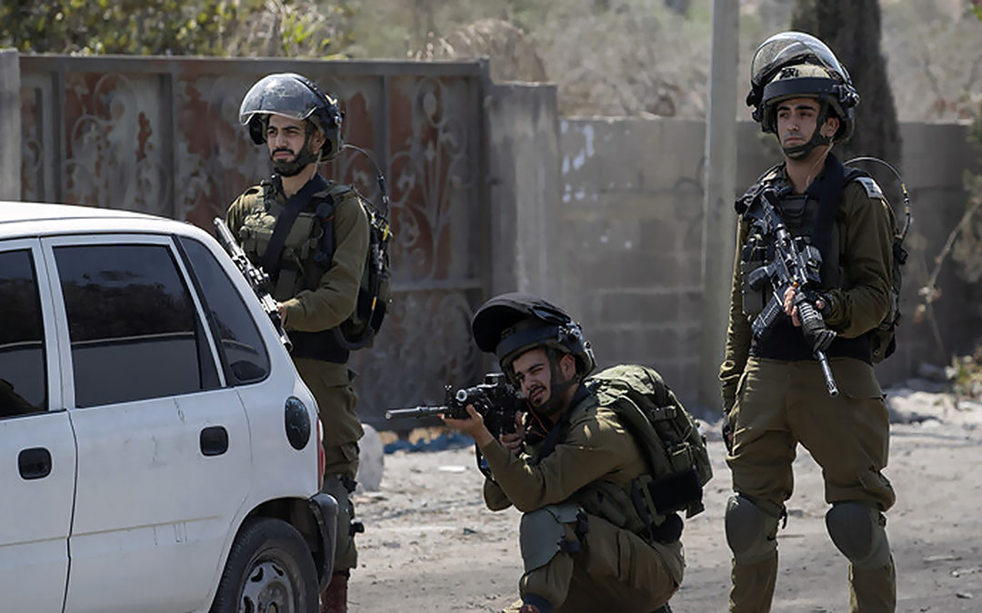 الشرطة الفلسطينية تطرد قوة من الاحتلال من أحد شوارع الخليل