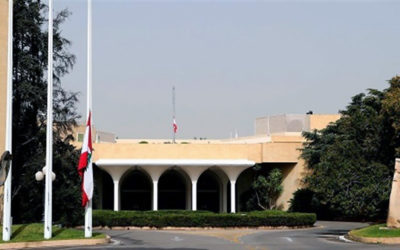تنكيس العلم اللبناني في قصر بعبدا حدادا على أرواح ضحايا زورق طرابلس