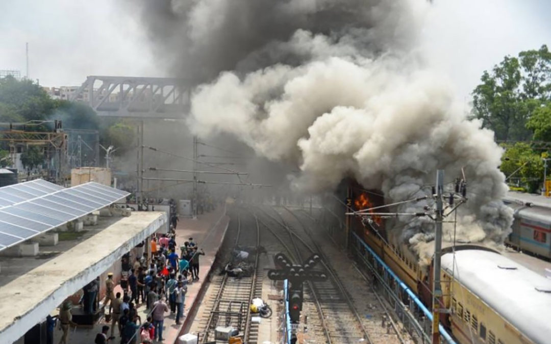 إضرام النار في قطارات بالهند مع احتدام الاحتجاجات على نظام التجنيد الجديد