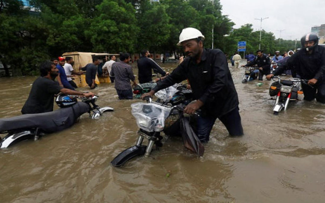 حصيلة الفيضانات في باكستان ارتفعت إلى 1061 قتيلا