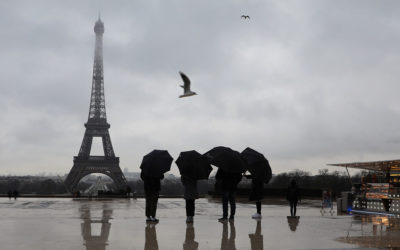 هطول أمطار غزيرة على باريس بعد موجة حر خانقة