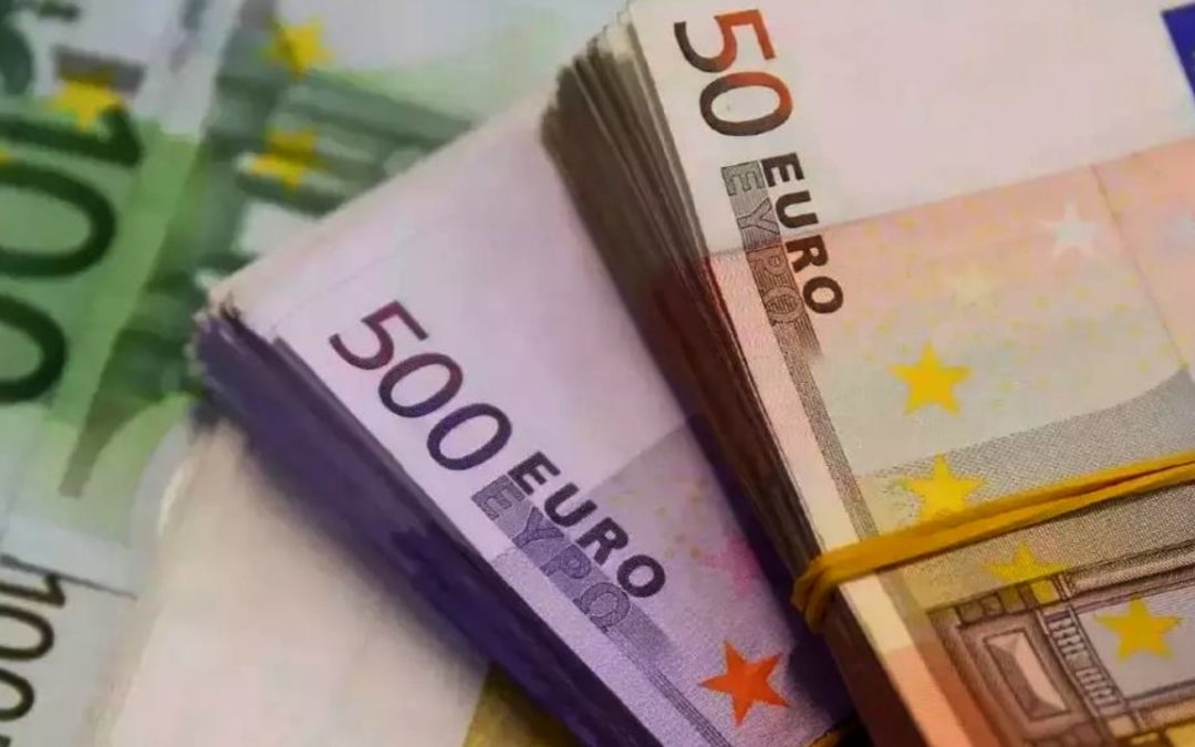 اليورو هبط إلى أدنى مستوياته في 20 عاما مقابل الدولار