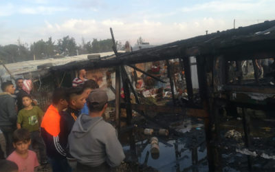 اخماد حريق في مخيم للنازحين السوريين على طريق دير زنون