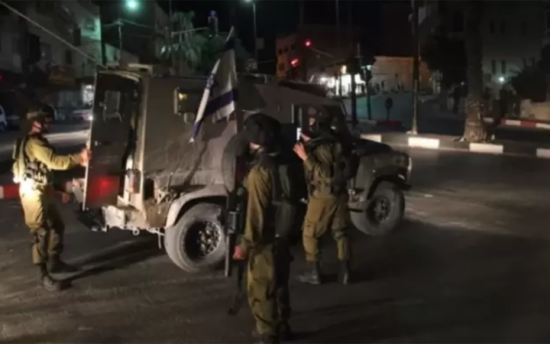 “الميادين”: اشتباكات وعشرات الإصابات خلال اقتحام قوات الاحتلال قبر يوسف في نابلس