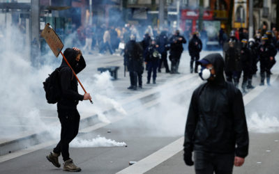 اشتباكات بين الشرطة الفرنسية ونشطاء المناخ في باريس