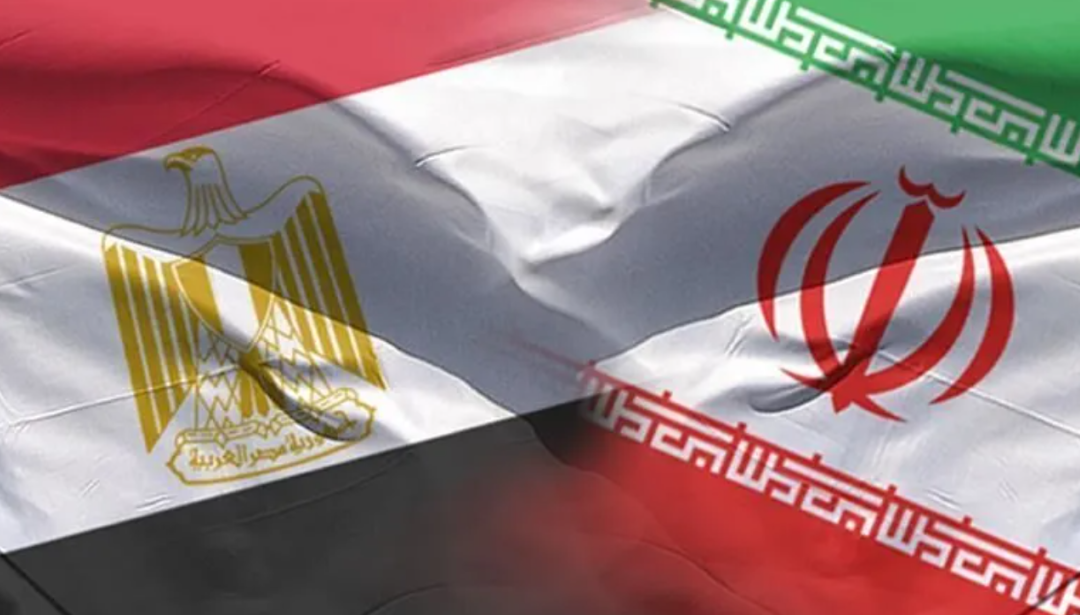 إيران ومصر تبحثان رفع العلاقات الدبلوماسية إلى مستوى السفراء