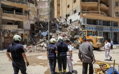 انهيار عقار في القاهرة والبحث عن ضحايا تحت الأنقاض
