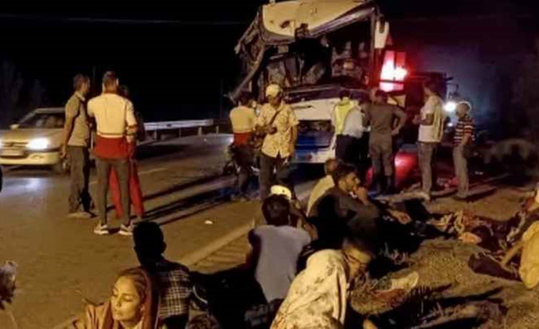 إصابة 51 شخصا نتيجة اصطدام بين شاحنة وحافلة في شمال شرق إيران