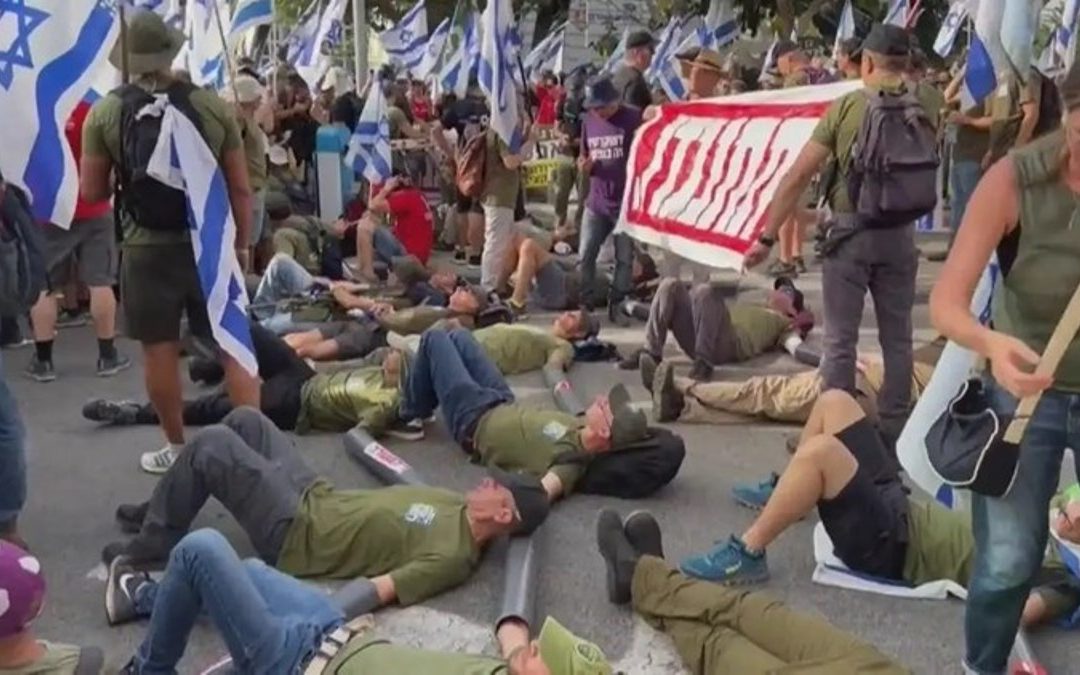 “الميادين”: الانقسامات الإسرائيلية تتصاعد.. والمتظاهرون يقطعون الطريق إلى “الكنيست”