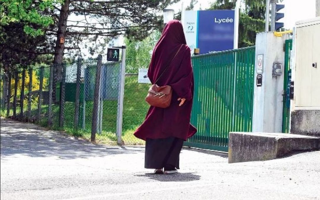 وزير التربية الفرنسي سيحظر ارتداء العباية الدينية في المدارس