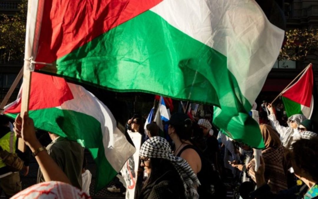 صدامات متظاهرين داعمين لغزة مع الشرطة أمام مقر الحزب الديمقراطي في واشنطن