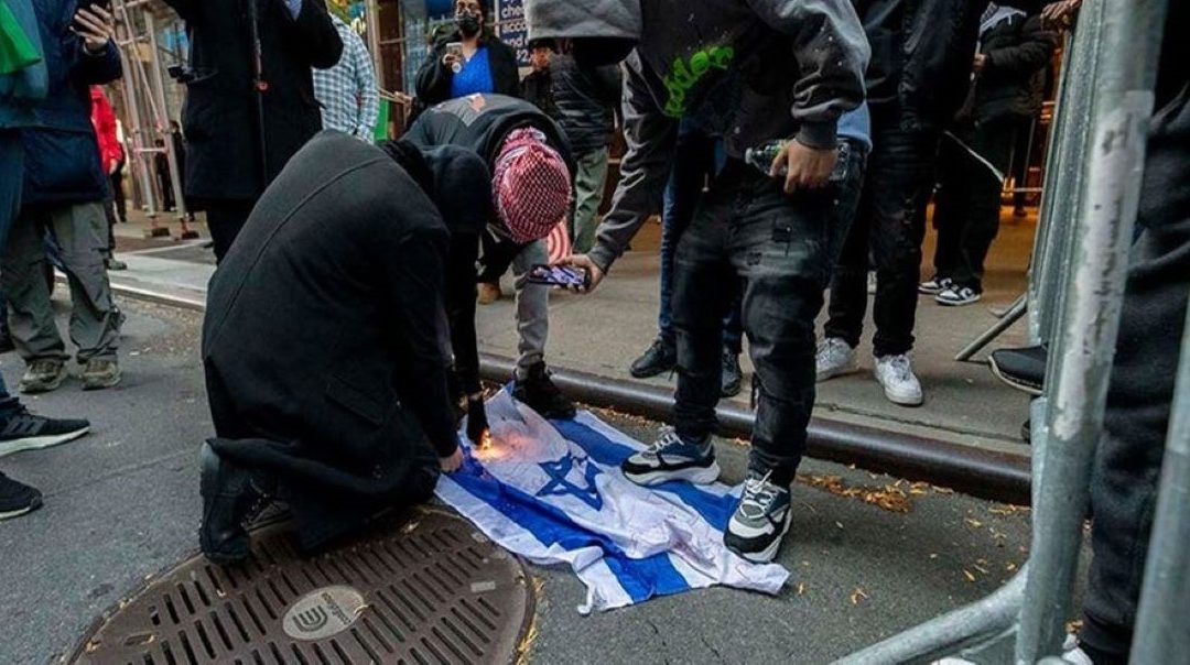 تدافع بين متظاهرين مؤيدين لفلسطين وآخرين مؤيدين لـ”إسرائيل” في نيويورك