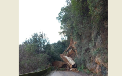 طريق سرجبال – الجاهلية مقطوعة بسبب الانهيارات