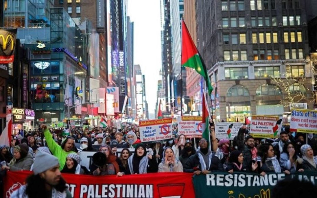 تظاهرة حاشدة في نيويورك ضد عمدة المدينة لدعمه دولة الاحتلال ونصرة لفلسطين