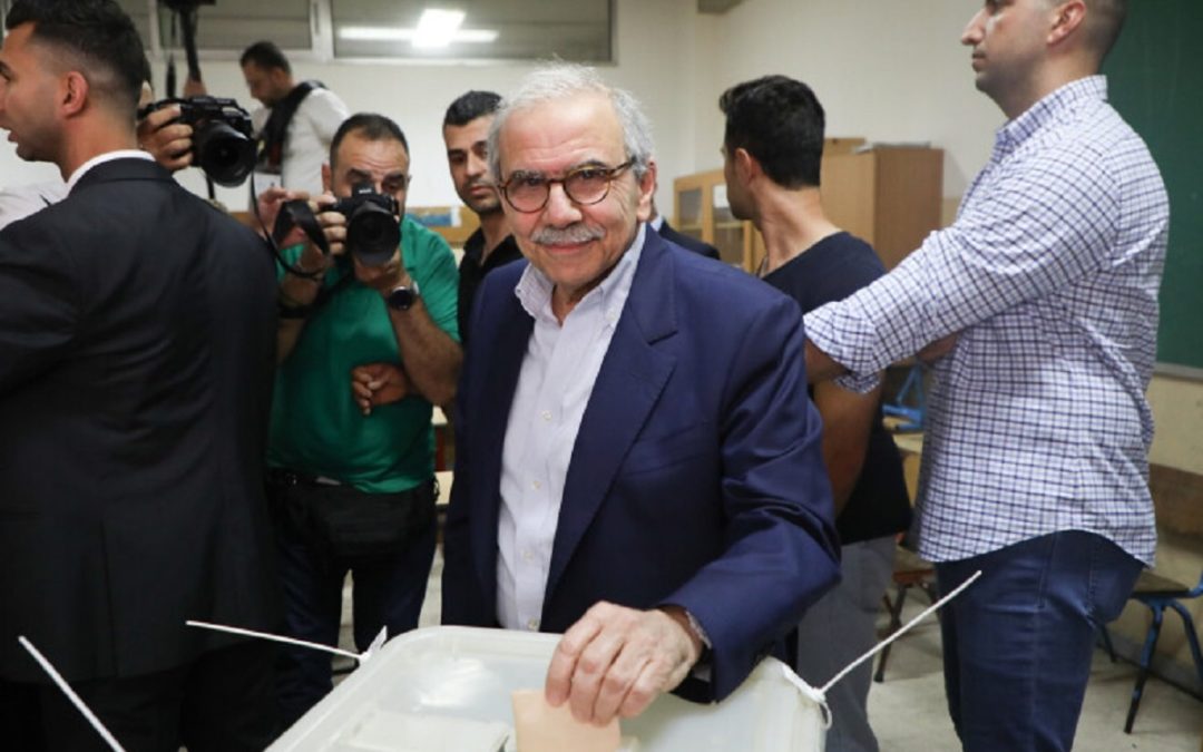 “الجمهورية”: الكتائب تخسر في زحلة والمناصفة تفوز في بيروت… ترقبٌ لبنانيّ لترجمة نتائج اجتماعات الرياض