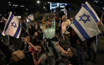 هآرتس: آلاف تظاهروا في “تل أبيب” مطالبين بإنهاء الحرب وإجراء تبادل للأسرى