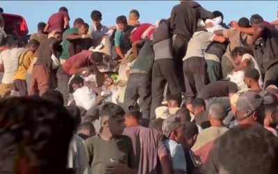 استشهاد 20 فلسطينيا وجرح العشرات في انقلاب شاحنة مساعدات وسط غزة
