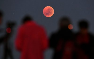 “قمر الدم” يزين السماء الأحد في خسوف كلي يُرصد بشكل رئيسي في آسيا