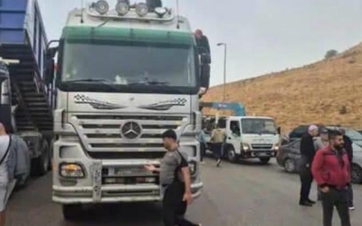سائقو شاحنات قطعوا طريق ضهر البيدر احتجاجًا على احتجاز بعضها