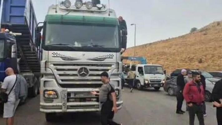 سائقو شاحنات قطعوا طريق ضهر البيدر احتجاجًا على احتجاز بعضها