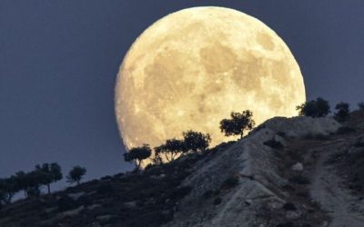 الأرض على موعد مع ظاهرة “القمر العملاق” مساء الاثنين
