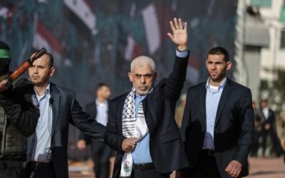 “وول ستريت جورنال”: حماس تطالب بالإفراج عن أسرى محكومين بالمؤبد وتسليم جثتي يحيى السنوار وأخيه