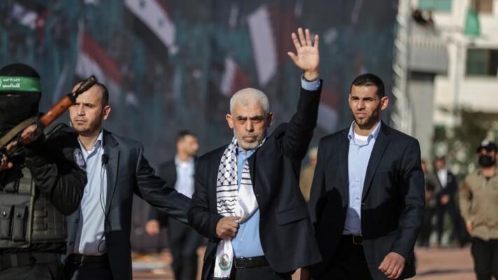 “وول ستريت جورنال”: حماس تطالب بالإفراج عن أسرى محكومين بالمؤبد وتسليم جثتي يحيى السنوار وأخيه