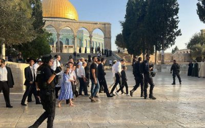 “وفا”: بذريعة الأعياد اليهودية: مستعمرون يقتحمون الأقصى والاحتلال يفرض إجراءات مشددة في القدس