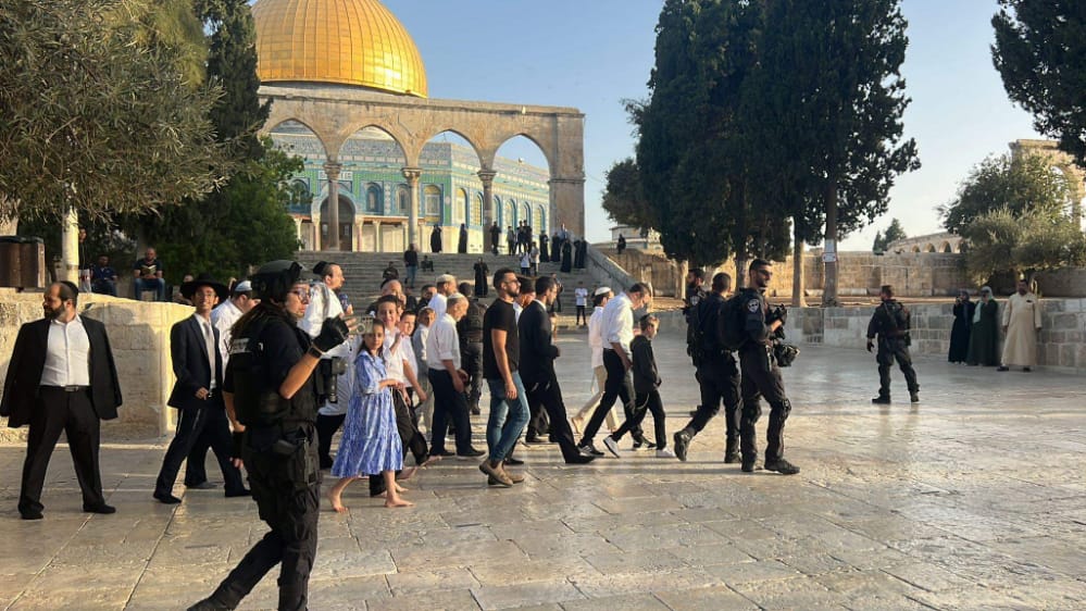 “وفا”: بذريعة الأعياد اليهودية: مستعمرون يقتحمون الأقصى والاحتلال يفرض إجراءات مشددة في القدس